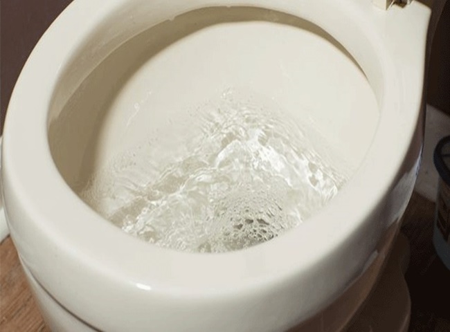 Bồn cầu bị chảy nước do van x&atilde; bị trục trặc