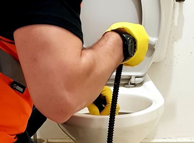 Xử l&yacute; quần l&oacute;t bị rơi v&agrave;o bồn cầu bằng c&aacute;ch thu&ecirc; dịch vụ