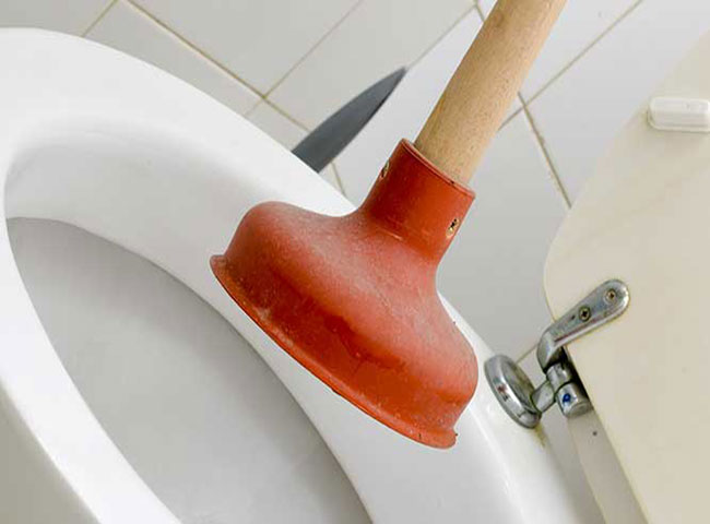 Sửa v&ograve;i nước xịt bồn nước xịt bồn cầu khi v&ograve;i xịt bị đứt